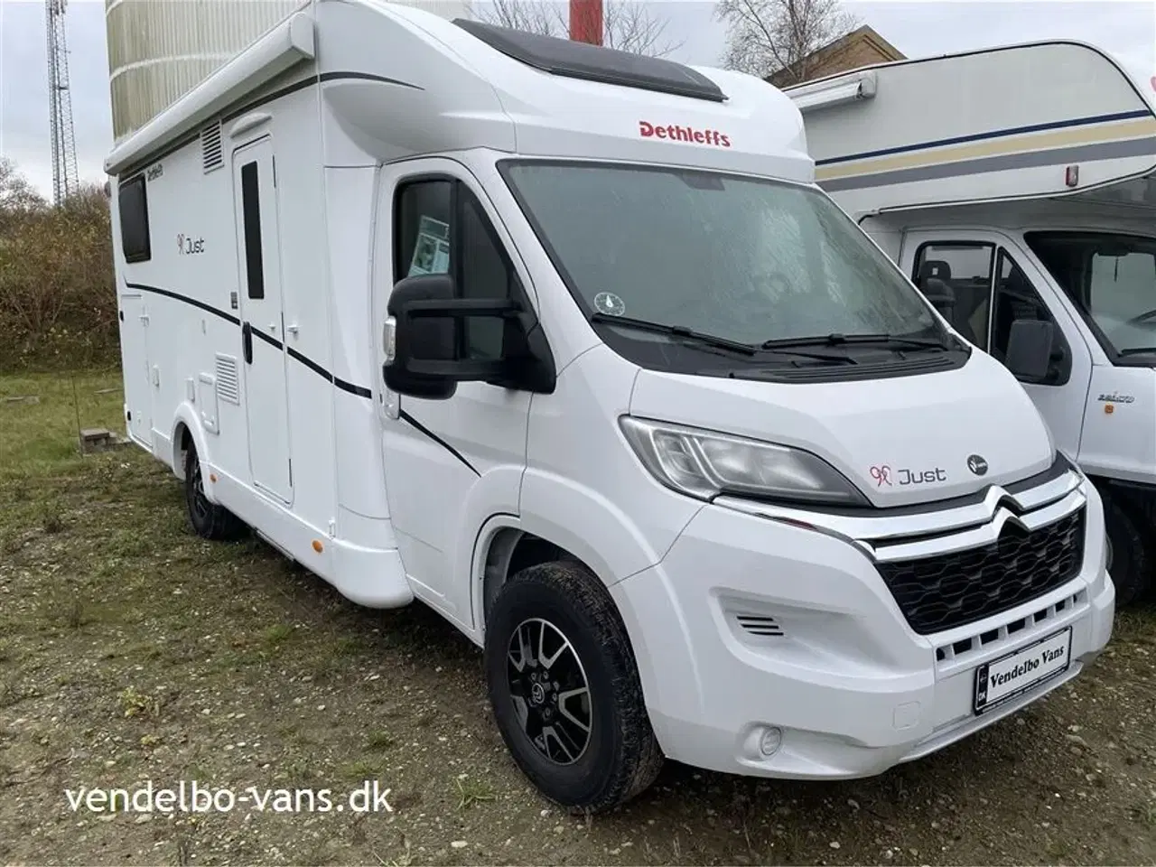 Billede 1 - 2025 - Dethleffs Just T 7052 EB - 90 Year Enkeltsenge over garagen og el-hæve/sænkeseng over siddegruppen