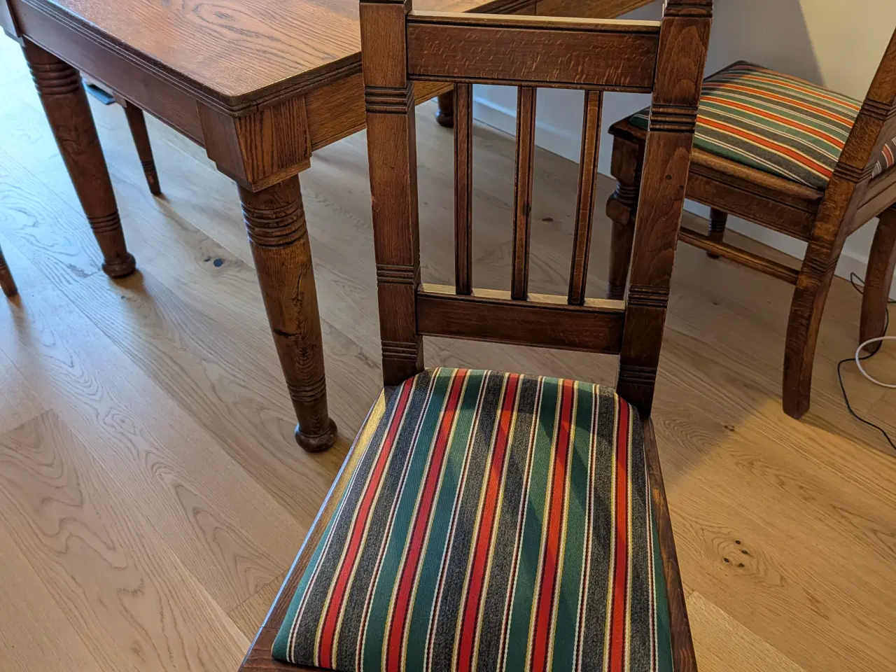 Billede 4 - Antikt spisebord med stole i egetræ