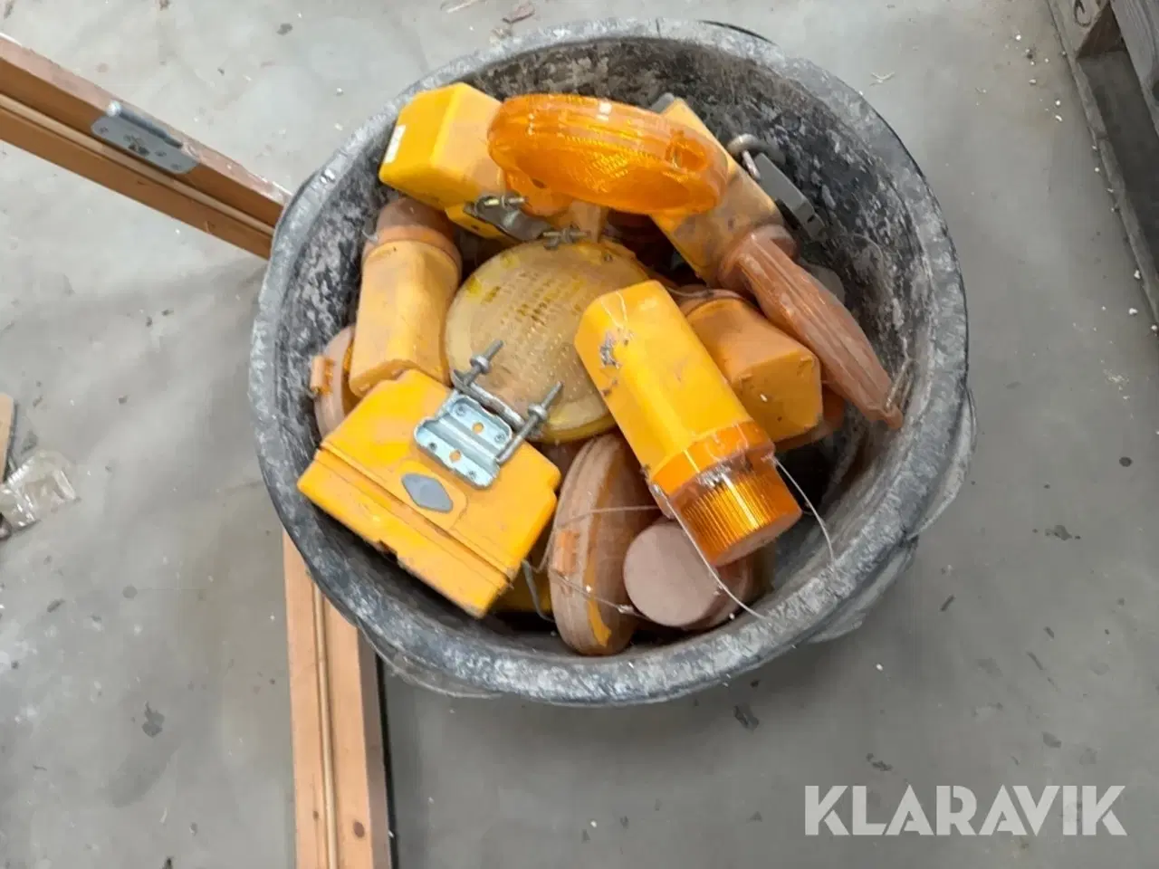 Billede 8 - Skilte, stolper og lamper