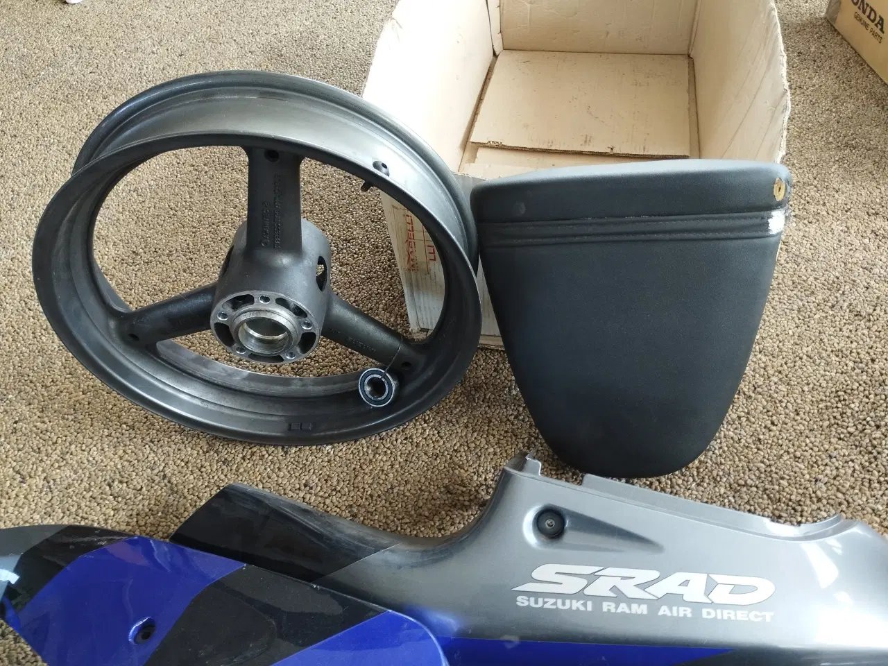 Billede 1 - Diverse skjolde m.v. til Suzuki GSX 600R.  (  50%)