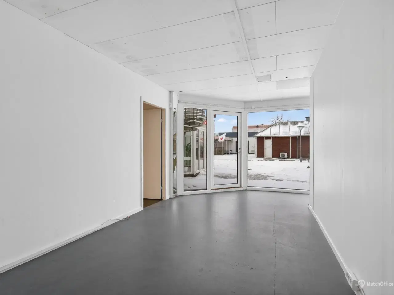 Billede 6 - Særdeles synligt butikslokale med store facadevinduer på hjørneplacering