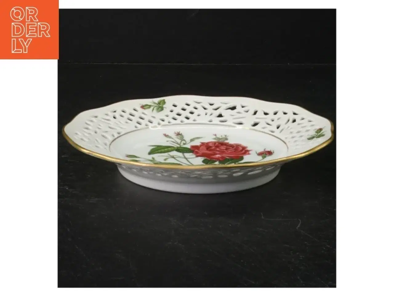 Billede 3 - Porcelænstallerken med gennembrudt kant og rosendekoration fra Firkløveren