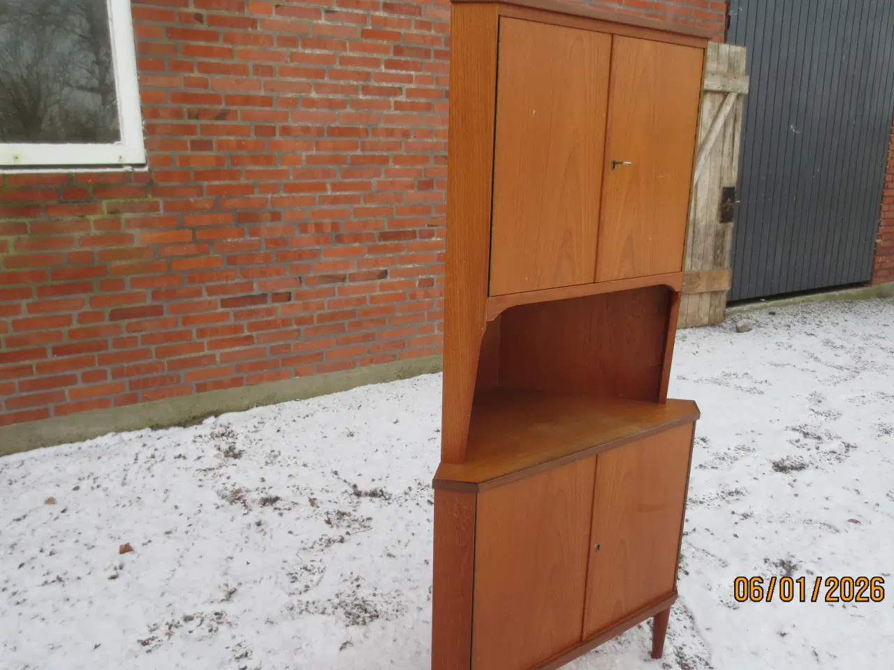 Billede 2 - 1 stk Teak Hjørneskab med Nøgle