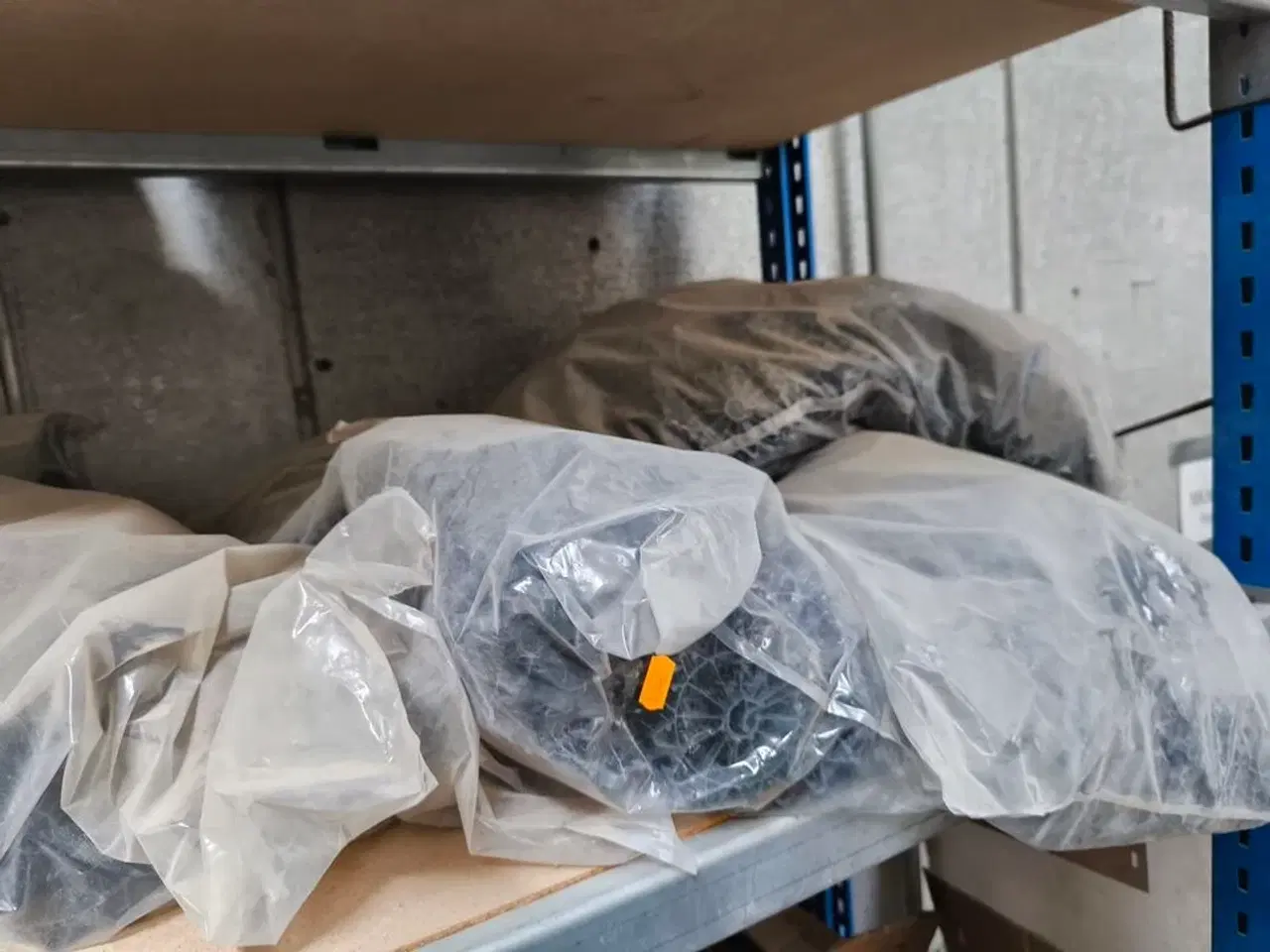 Billede 4 - Indhold på reoler