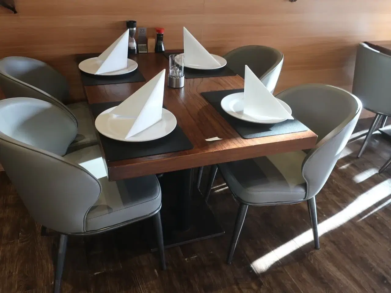 Billede 1 - Bord og 4 nye stole
