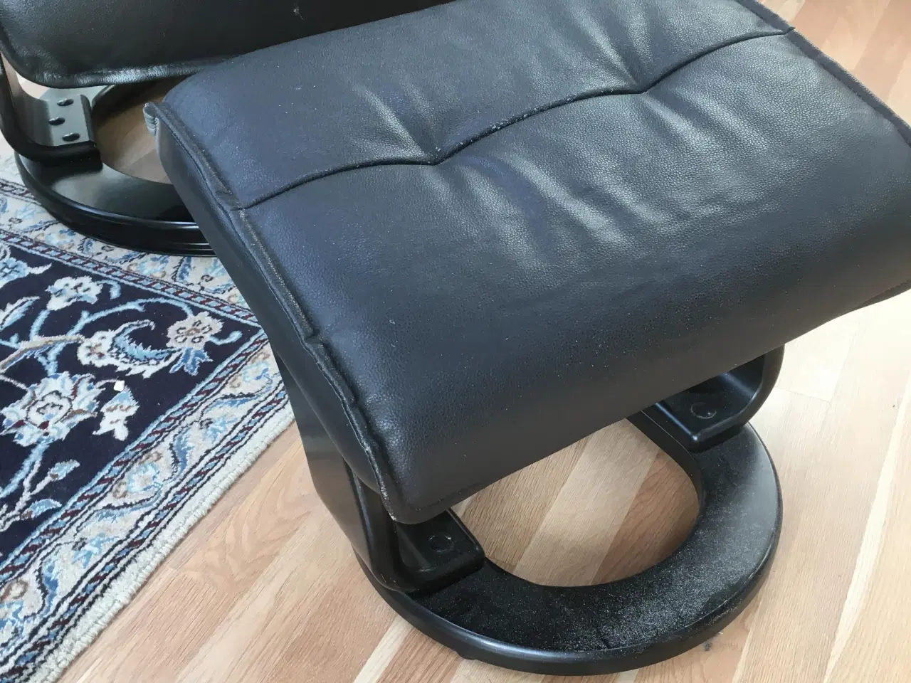 Billede 2 - 2 stk. læderstole med skamler