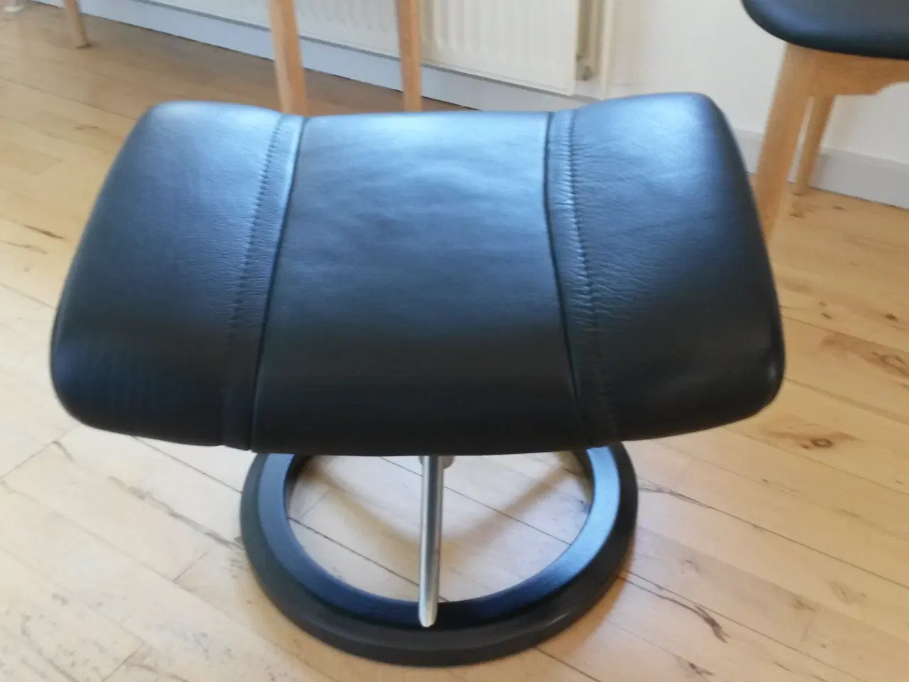 Billede 2 - sort stressless skammel på signaturestel