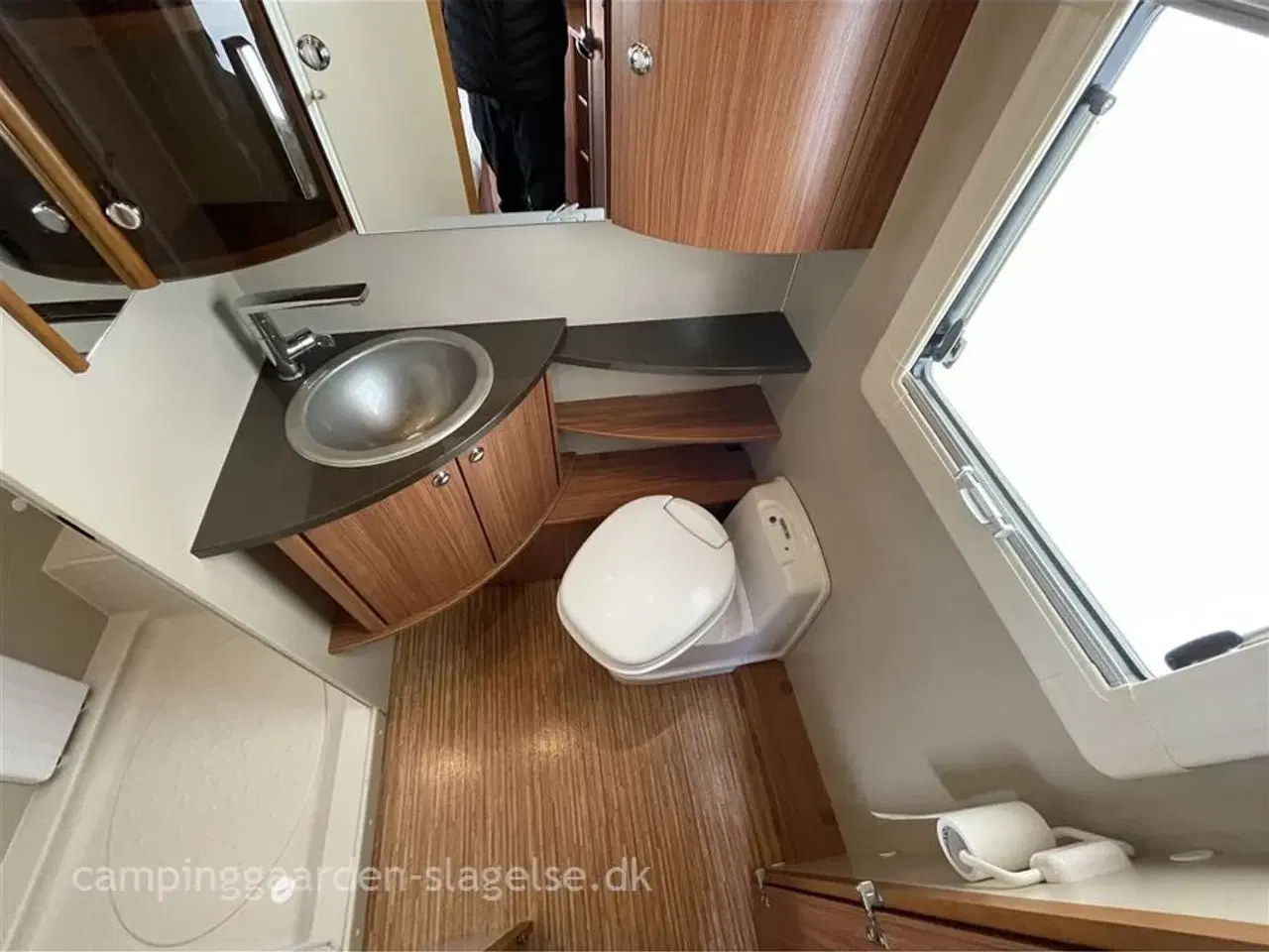 Billede 11 - 0 - Adria Alpina Supreme 743 UP   Drømmer du om camping med ægte “sommerhus på hjul”-følelse? Så er Adria Alpina Supreme 743 UP lige sagen.