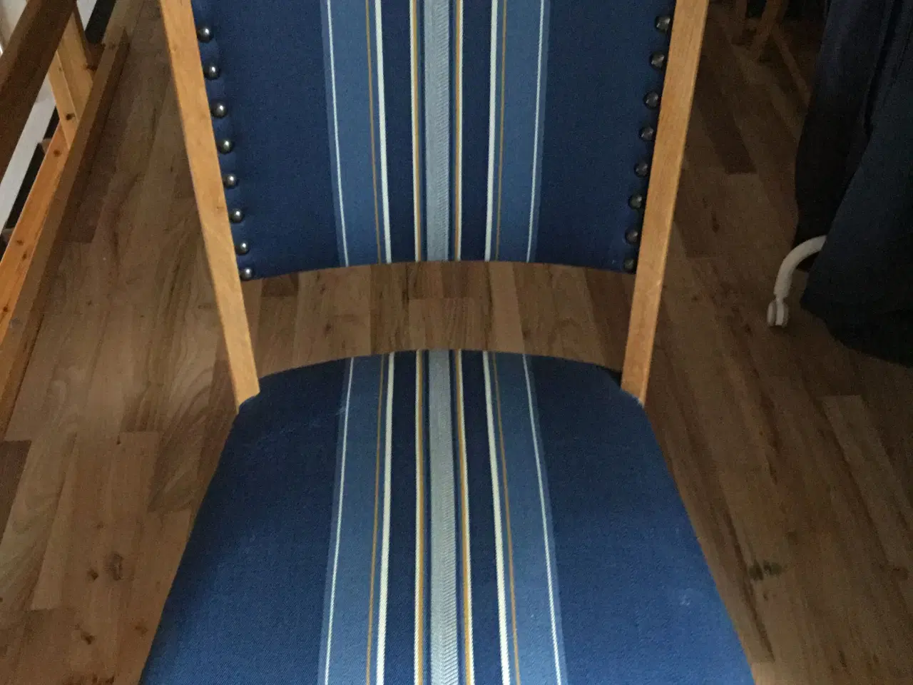 Billede 1 - Spisebord + stole