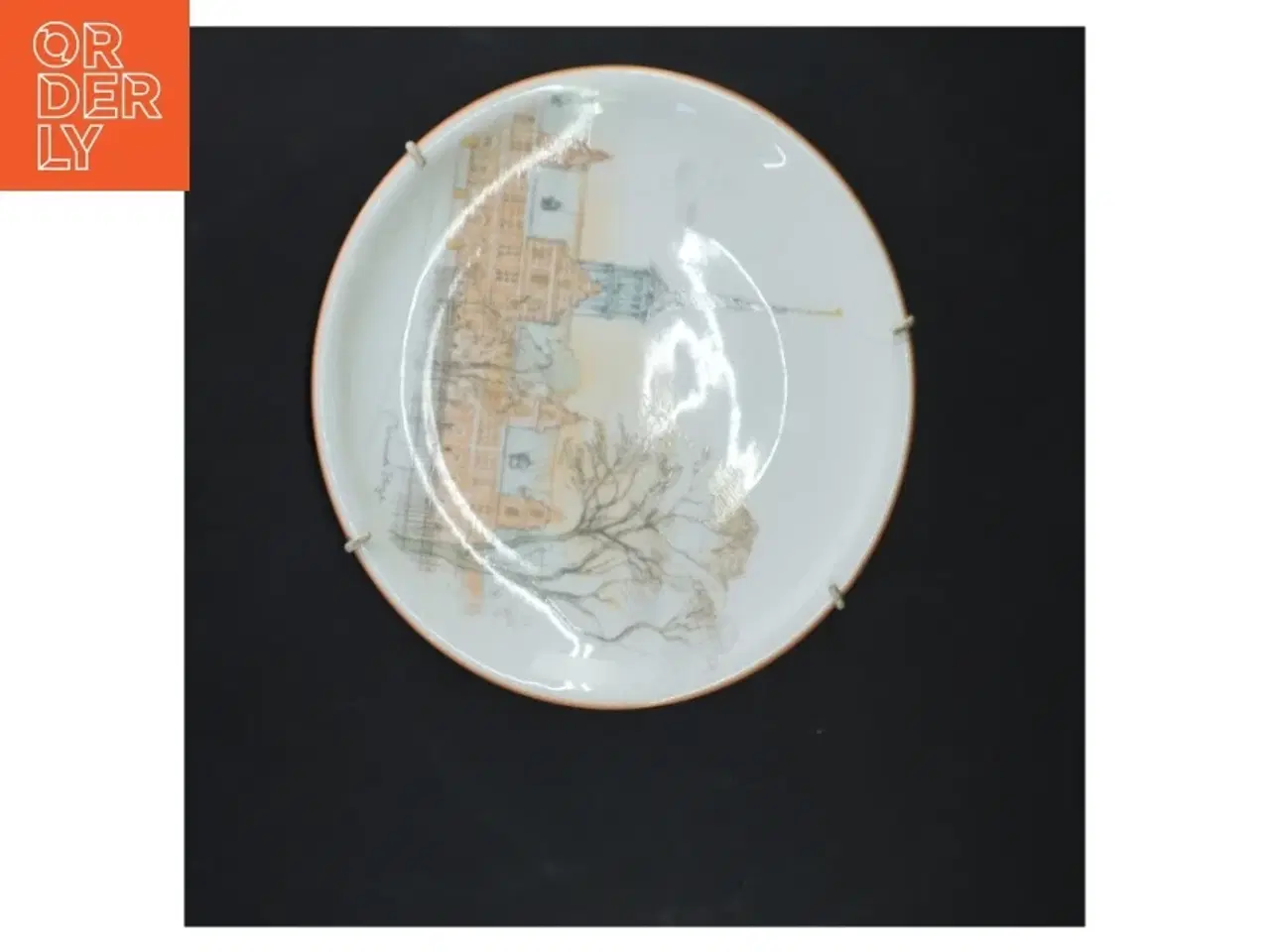 Billede 2 - Dekorativ porcelænsfad med bygningmotiv (str. Ø 21,5 cm)
