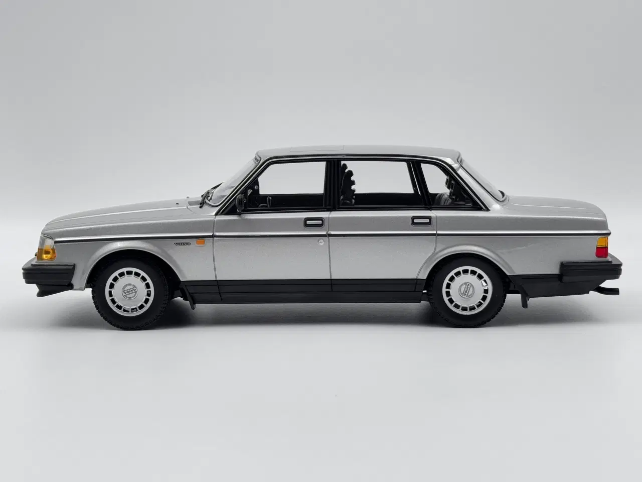 Billede 2 - 1986 Volvo 240 GL 1:18  Super flot og detaljeret