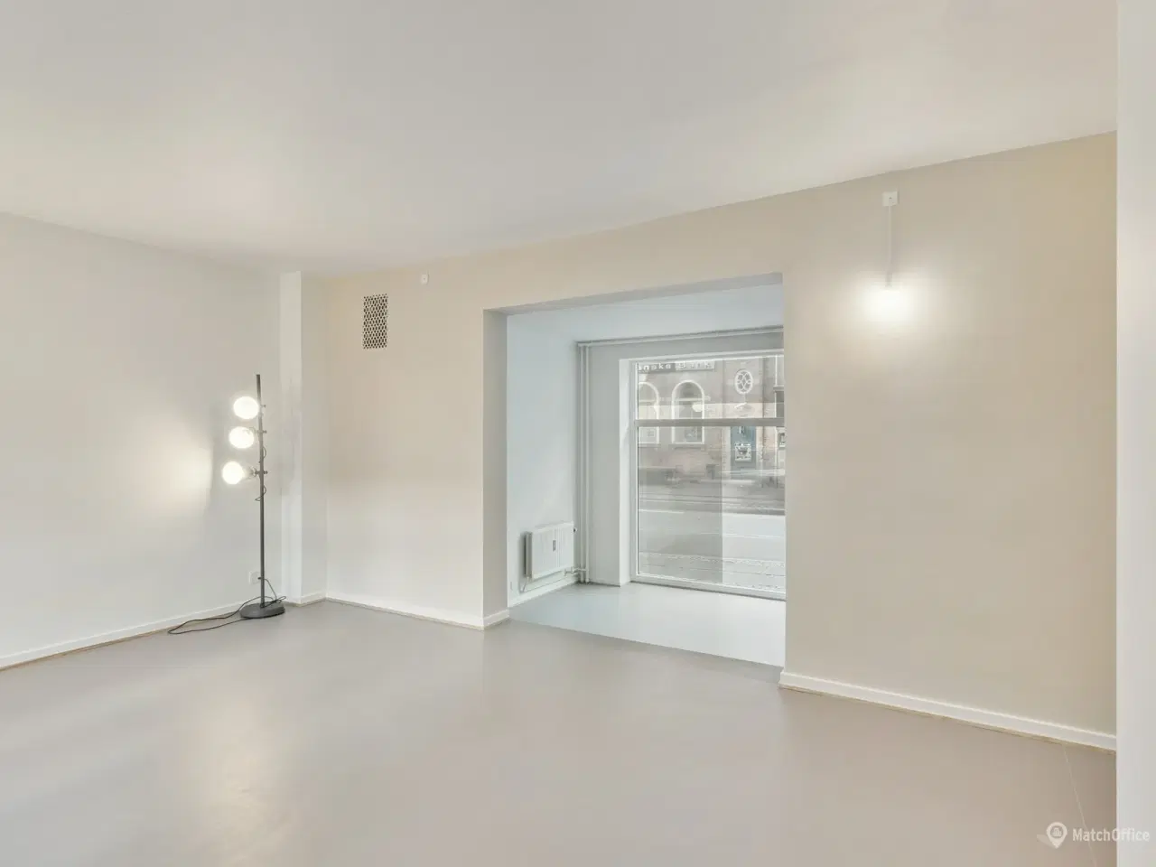 Billede 11 - Flot butik/klinik/Coffee shop med store facadevinduer –