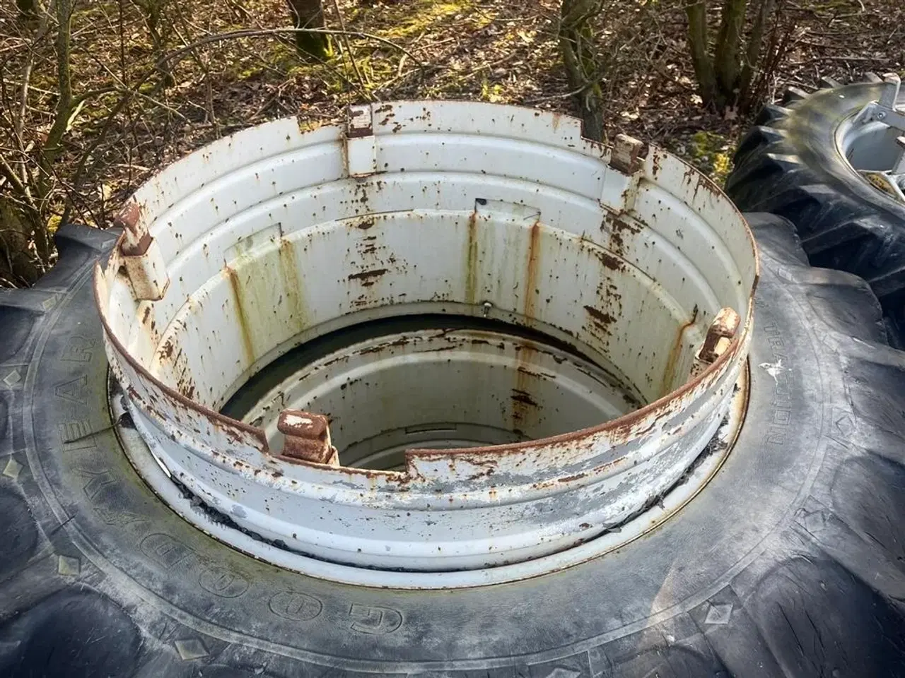 Billede 2 - Good Year 16,9 X 38 Hvide med ring og 5 Dual låse