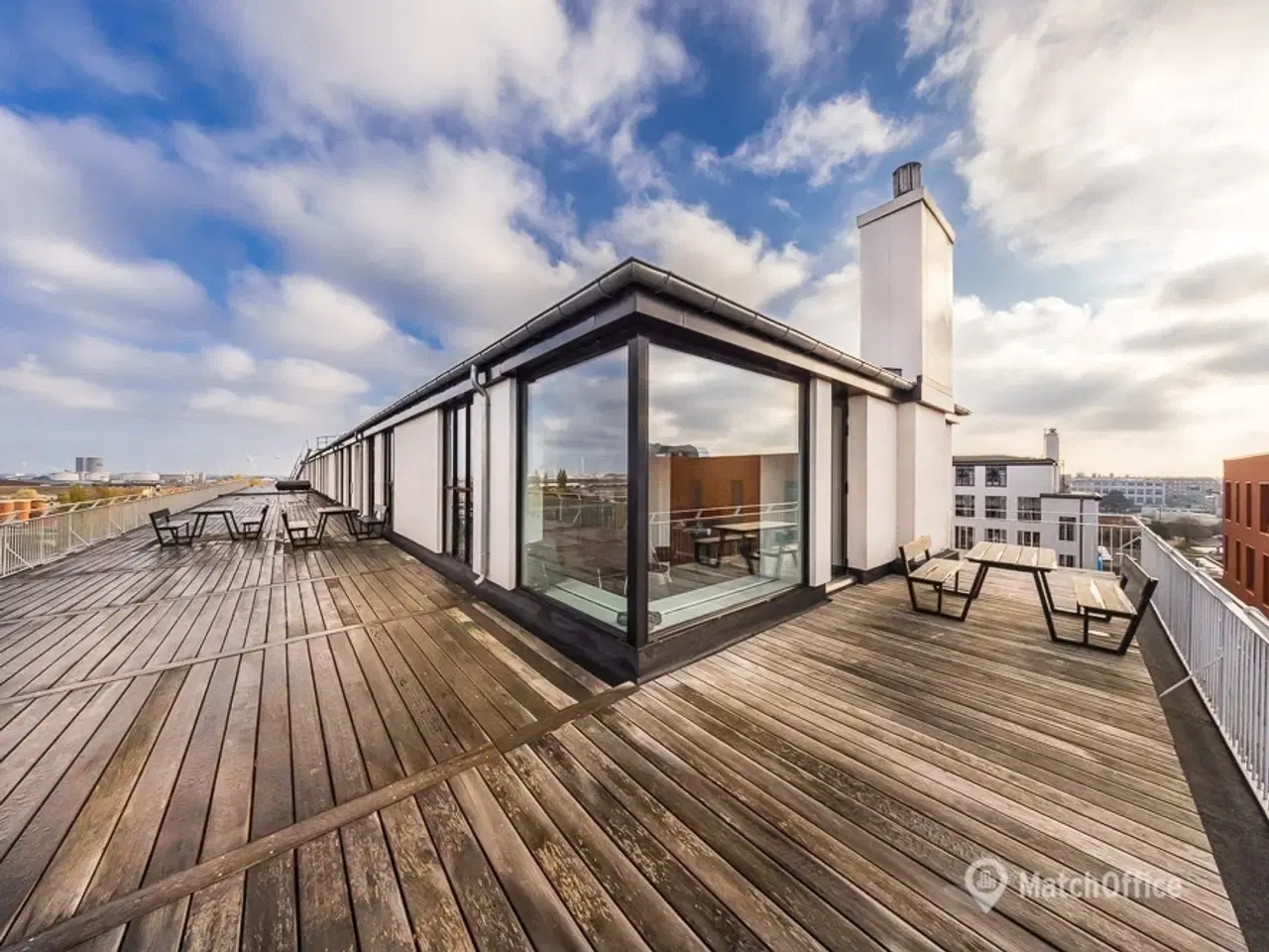 Billede 1 - Egen terrasse og udsigt over Kløvermarken