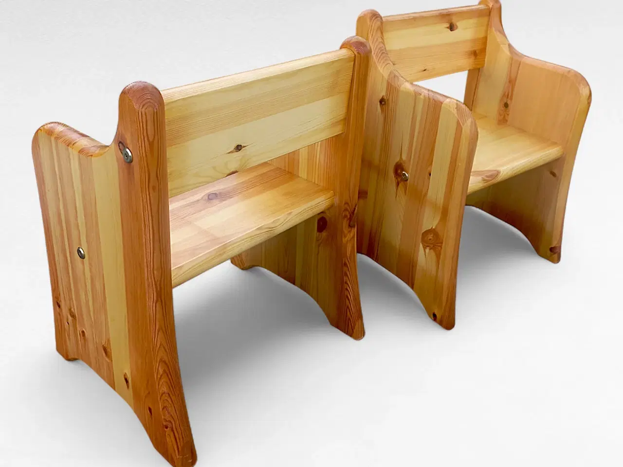 Billede 3 - Robust barnestol i massivt lakeret fyrretræ