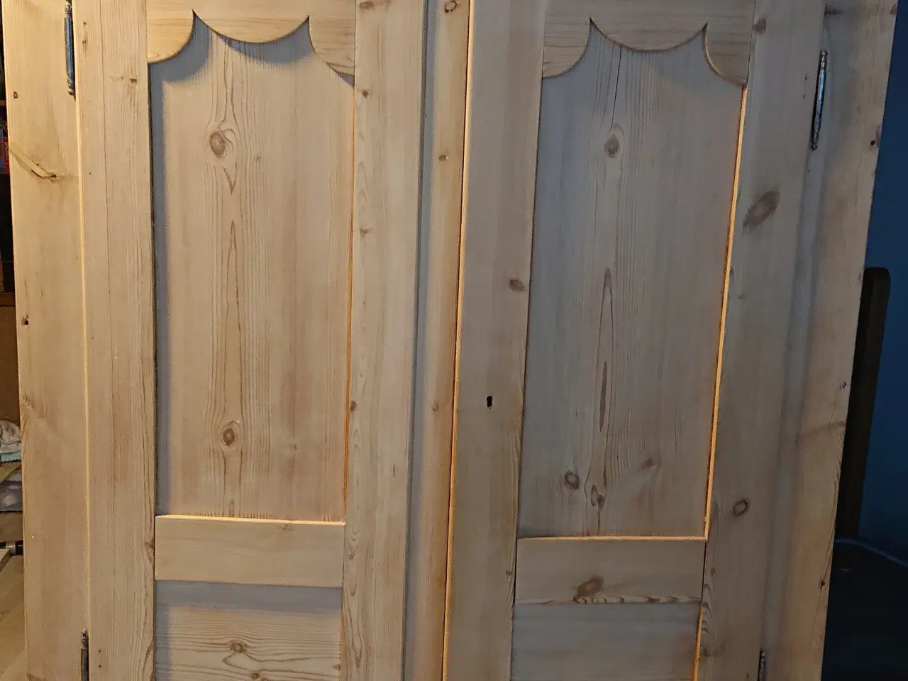 Billede 2 - Dobbelt karlekammerskab i afsyret fyrretræ