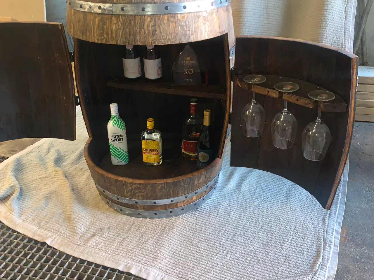 Billede 4 - Barskab, lavet af vintønde.