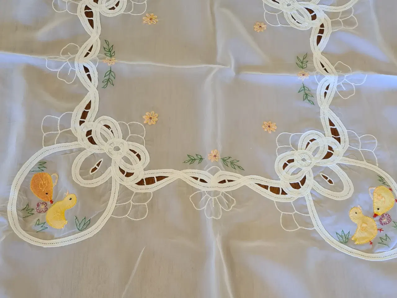 Billede 2 - Påskedug med påske dekorationer