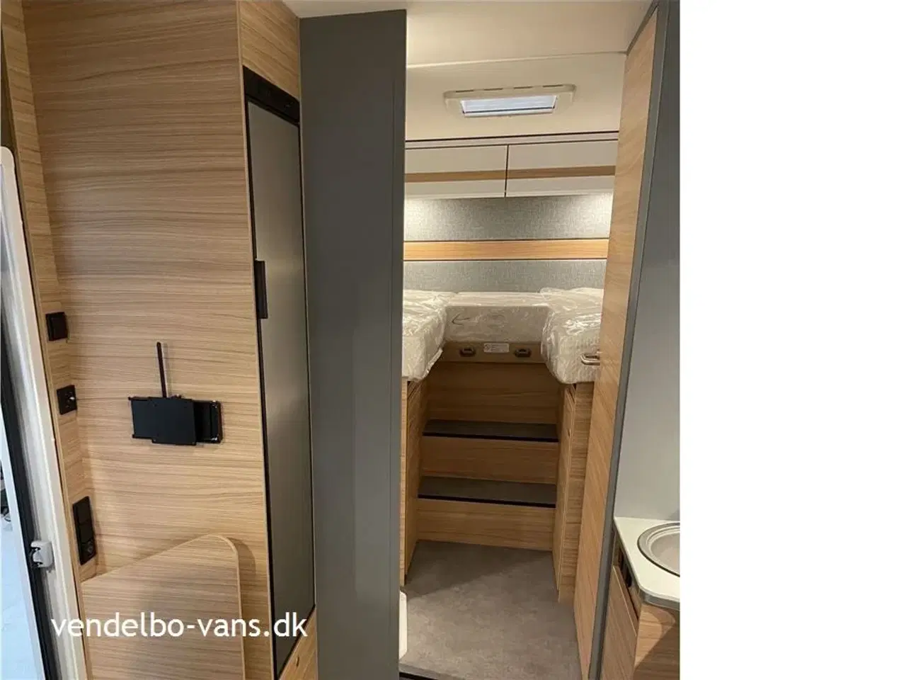 Billede 10 - 2023 - Dethleffs Just T 7052 EBL   Enkeltsenge over garagen og face to face siddegruppe