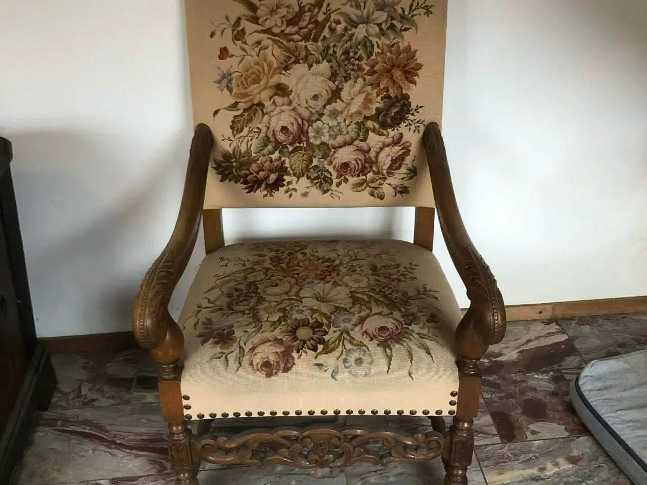 Billede 1 - kongestol med broderi