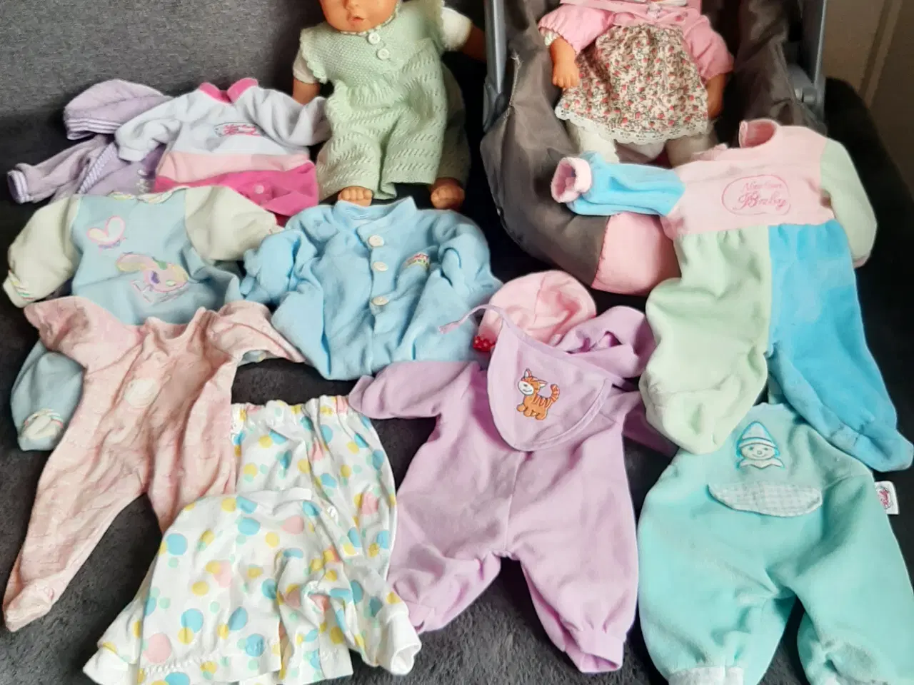 Billede 1 - 2 dukker , en stol og flere sæt tøj.