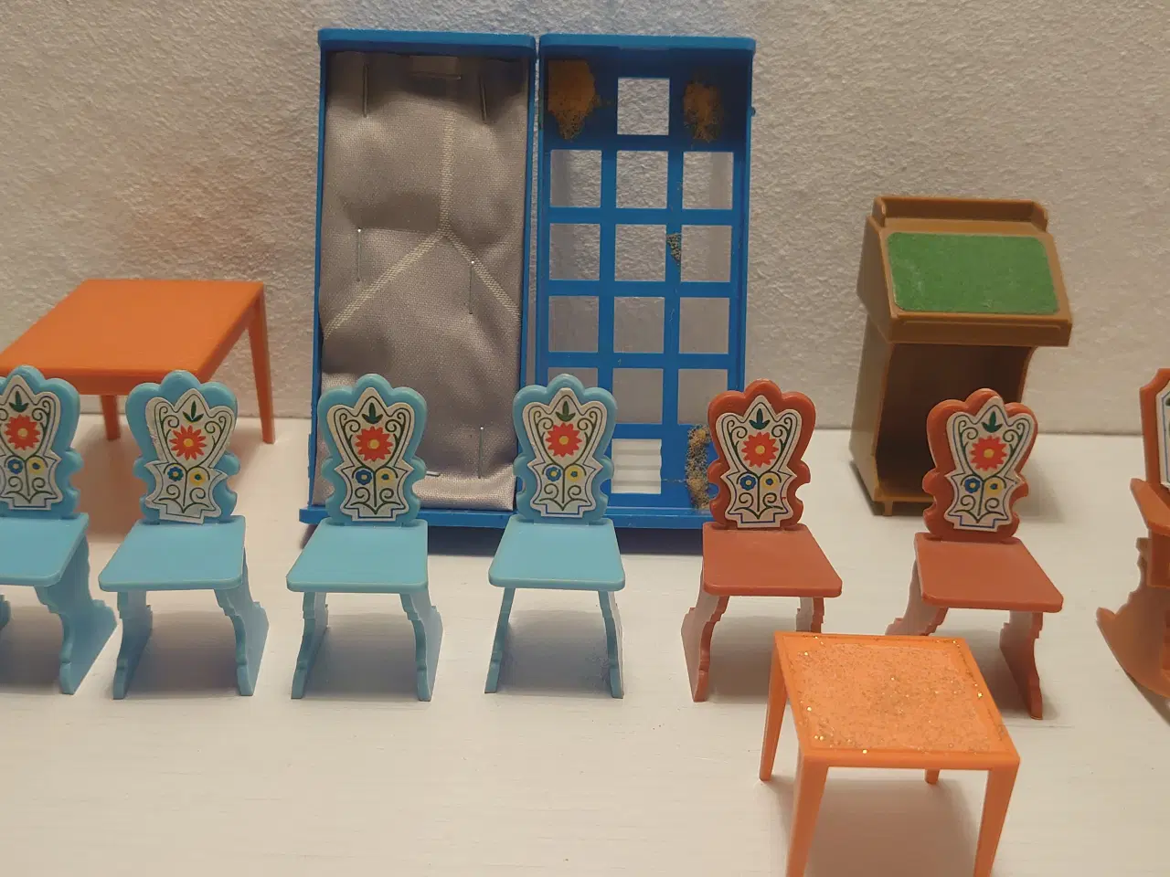 Billede 2 - 21 stk dukkehusmøbler i plast mærket Germany/Jean