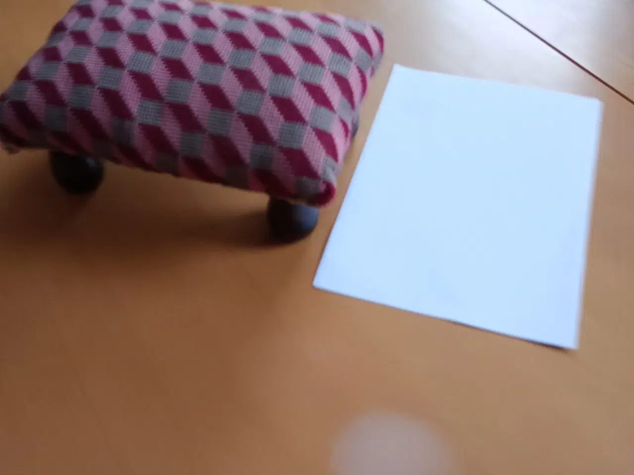 Billede 2 - Lille skammel med broderi