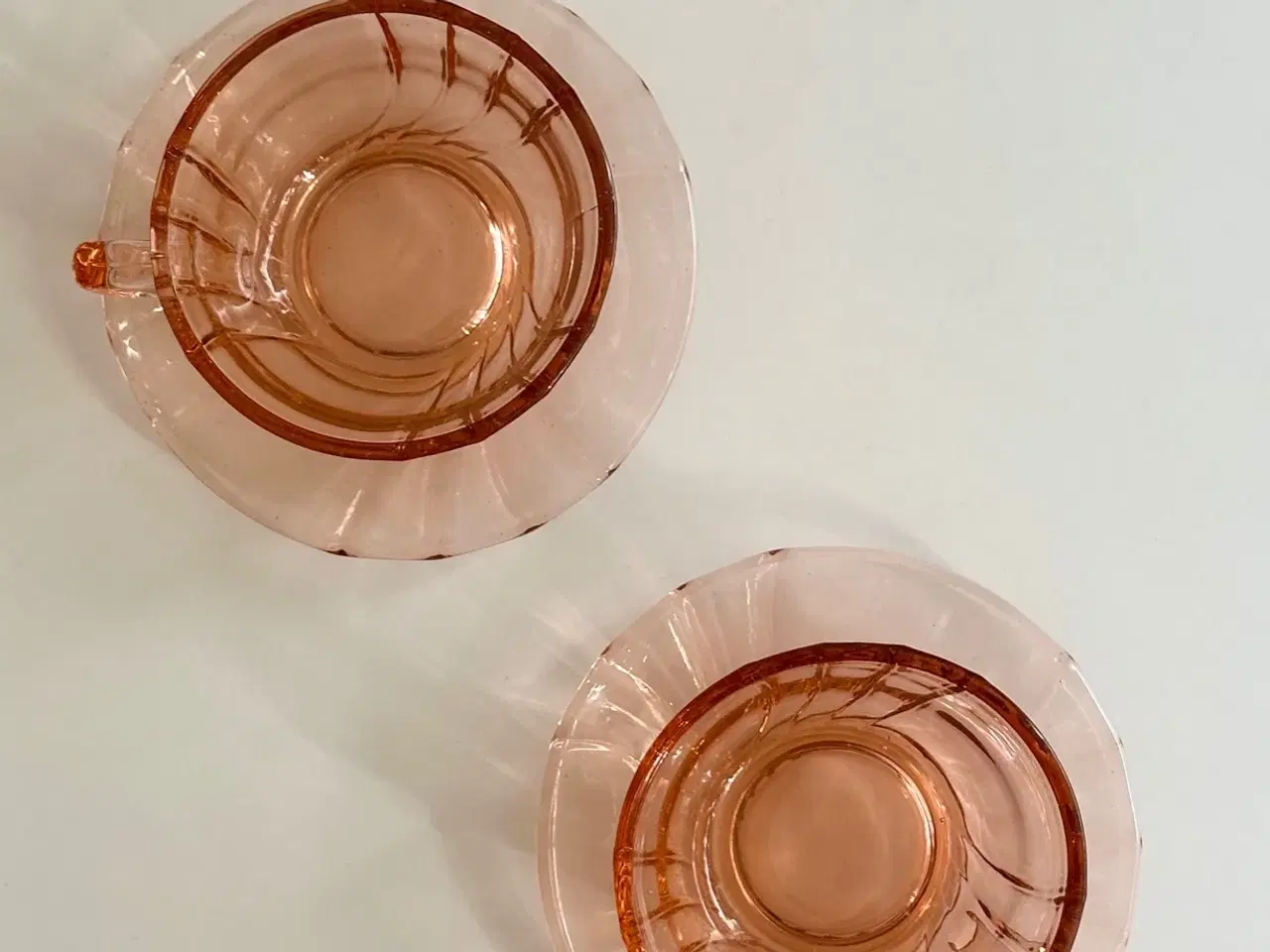 Billede 4 - Rosa glaskop m underkop, 2 sæt samlet