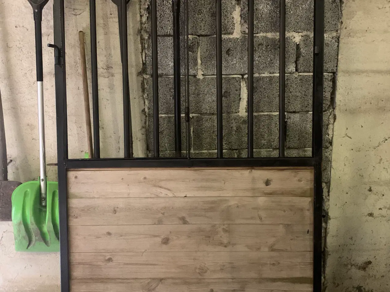 Billede 1 - Skydedør til heste boxe . Har 3 stk 