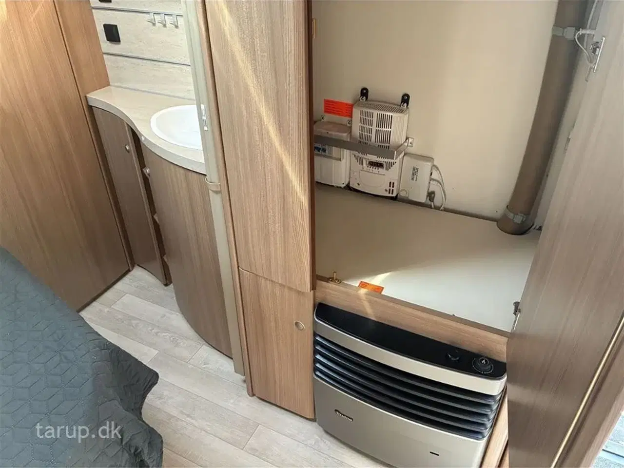 Billede 17 - 2014 - Fendt Bianco 465 SFB Fortelt: Isabella Sun Shine Plus m/ fronter, mover, cykelholder, rundsiddegruppe, tv-antenne, stort 135 l. køleskab, 3 gasblus,