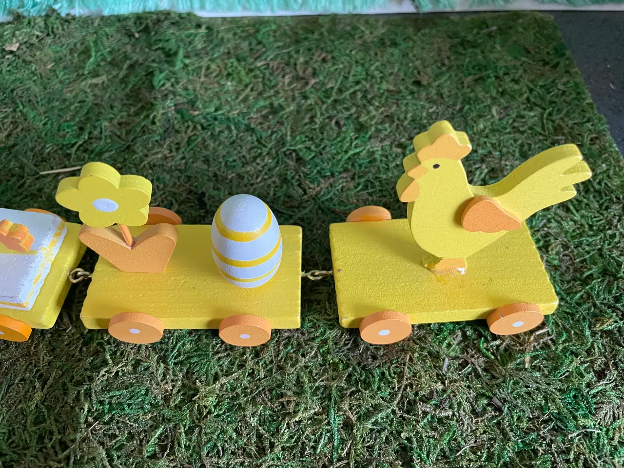 Billede 2 - Fint gult påske tog m. pynt.