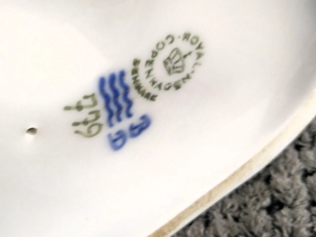 Billede 4 - Royal Copenhagen 779 Porcelæn figur pige med kalv.