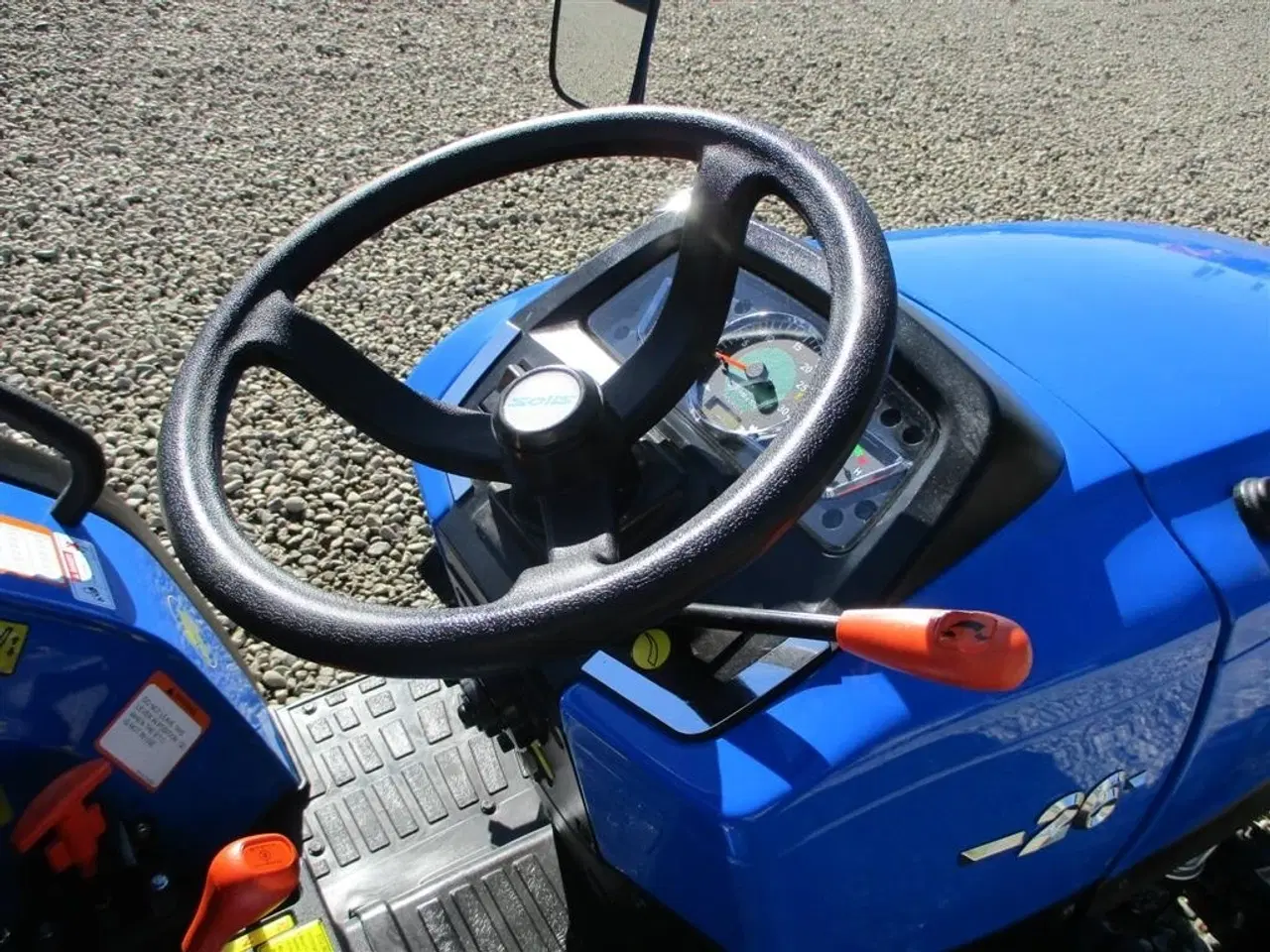 Billede 8 - Solis 26 6+2 Gearmaskine med Servostyring og brede traktorhjul