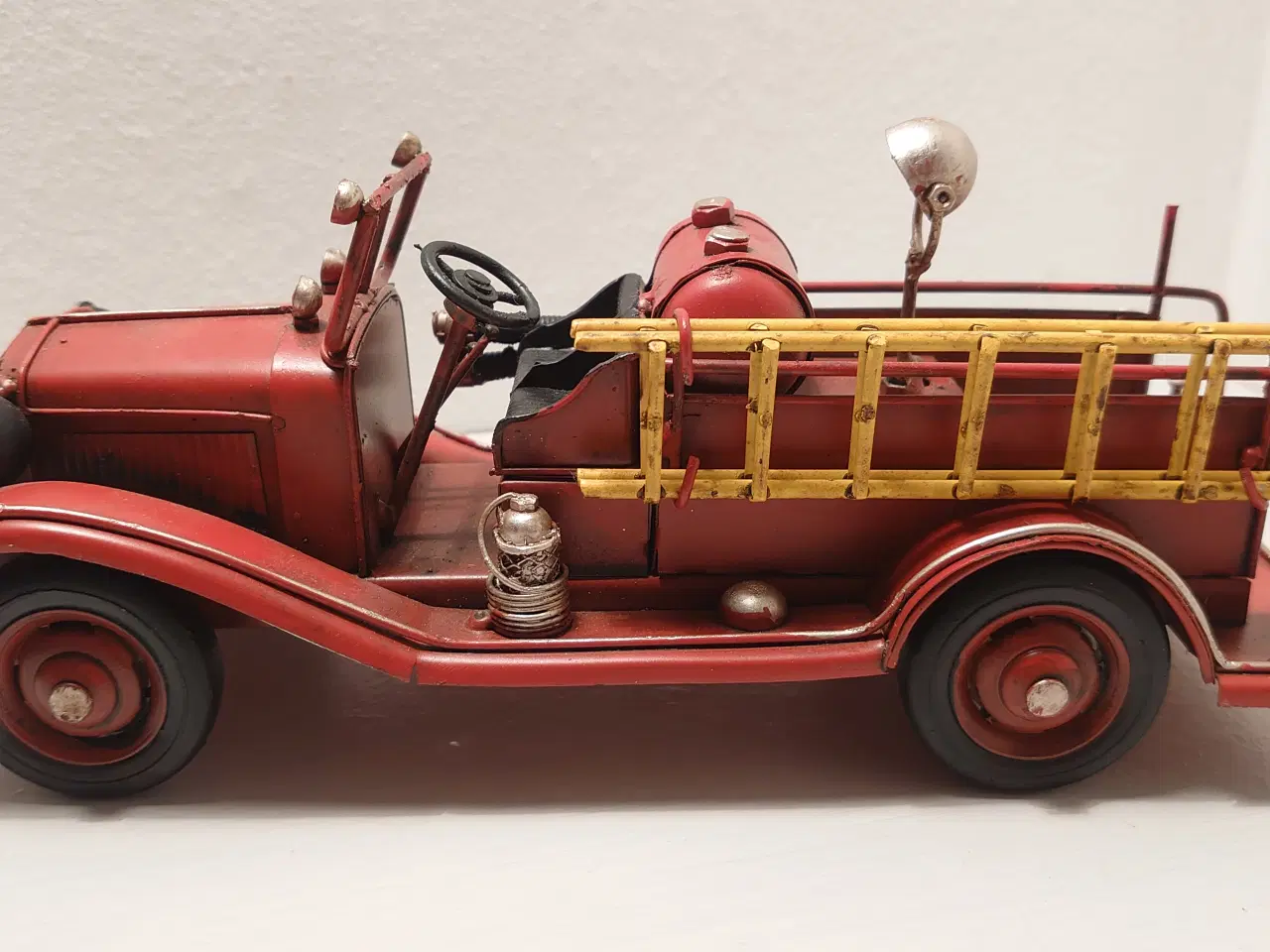 Billede 1 - Vintage blik brandbil i pæn stand. L 26,6cm