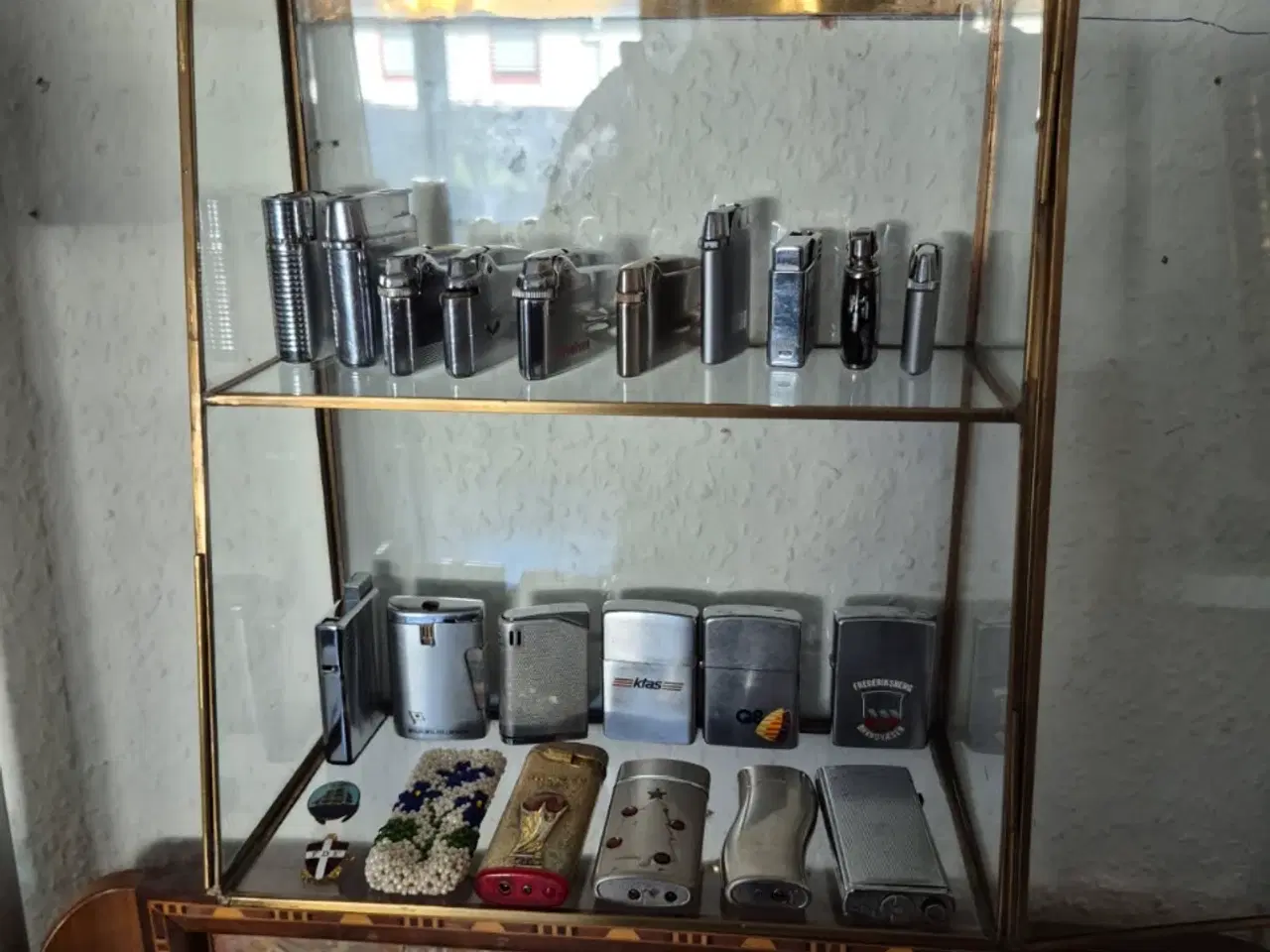 Billede 2 - Samling lightere med vitrine