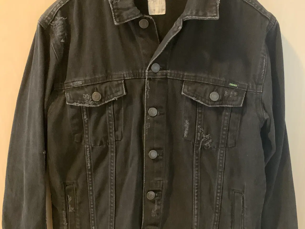 Billede 1 - Denim jakke i sort sælges billigt