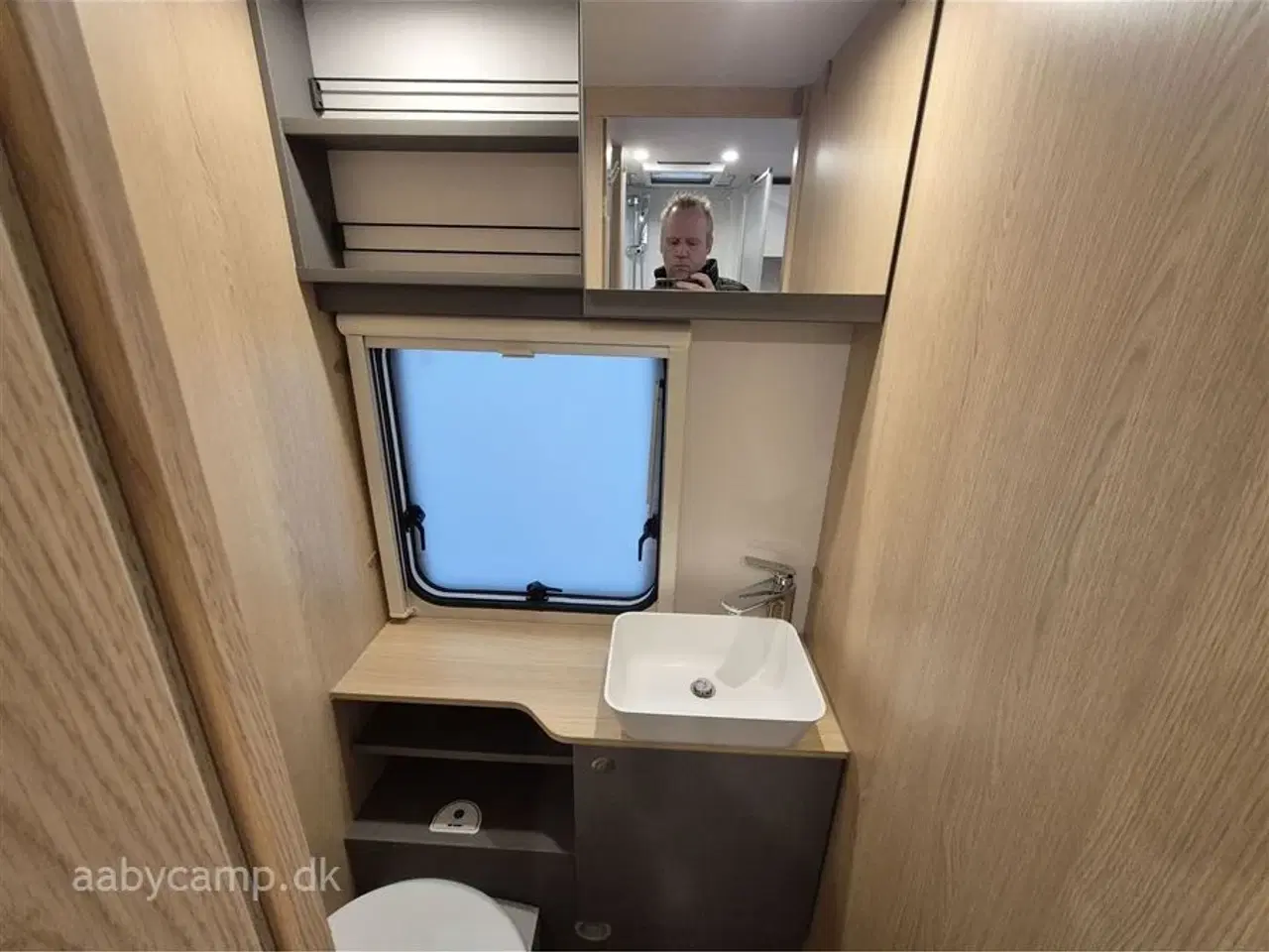 Billede 16 - 2023 - LMC Tourer H730 G Lift   Markise. solcelle. 200Ah lithium. 2000w inverter. 2x tv. Avara alarm. gulvtæppe. kompressor køleskab. Thetford ovn. gulvarme. undervognsbehandlet og lakforseglet.