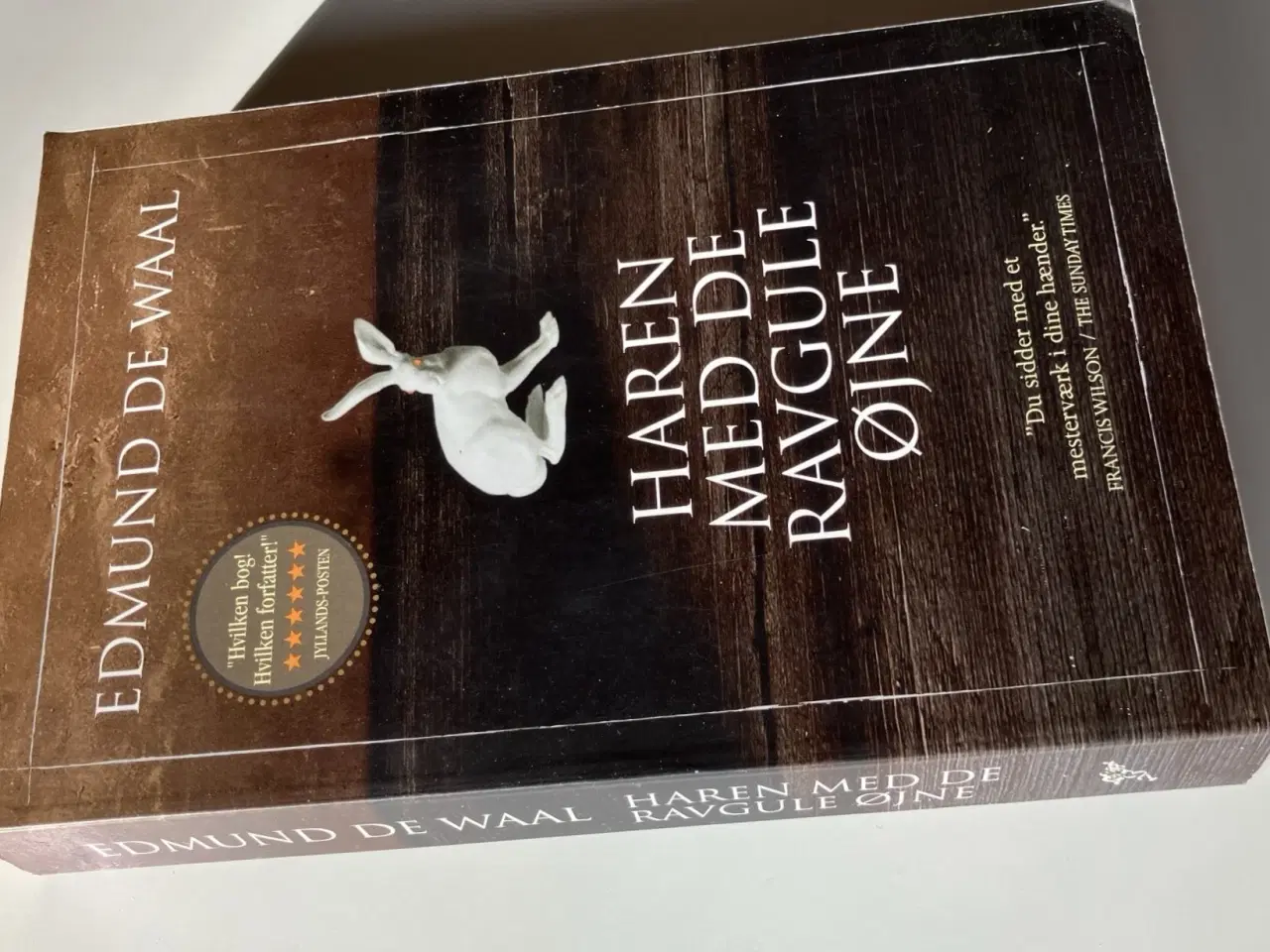 Billede 3 - Haren med de ravgule øjne - en skjult arv. Af Edmu