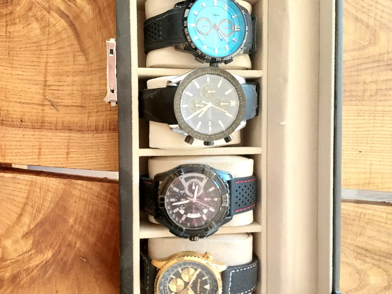 Billede 1 - Urboks med div ure sælges helst samlet