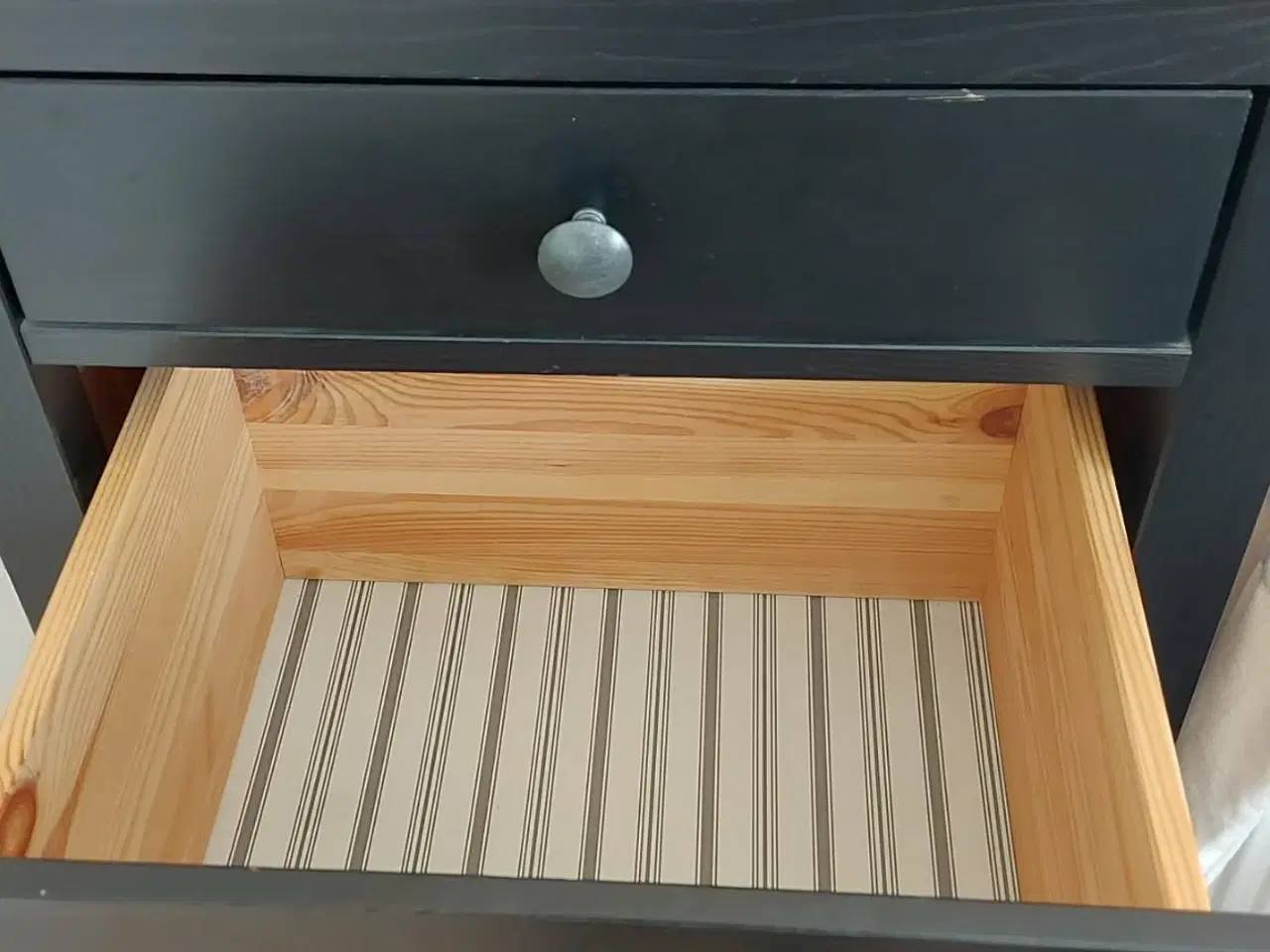 Billede 2 - IKEA HEMNES Kommode – 5 skuffer (Sortbrun)