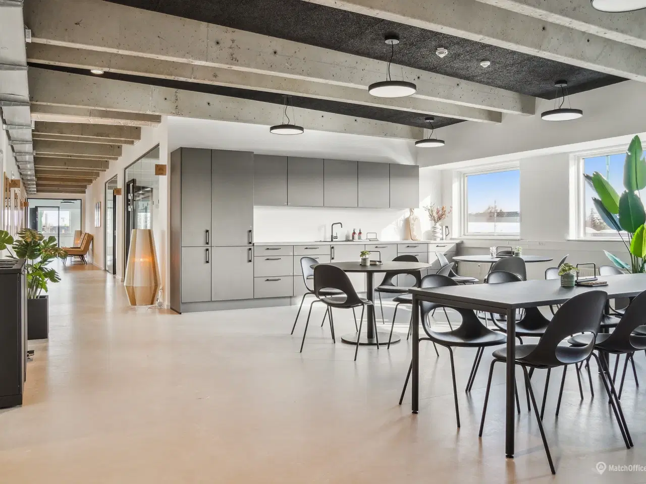 Billede 3 - Moderne. lyst kontor og råt indrettet mindre lager