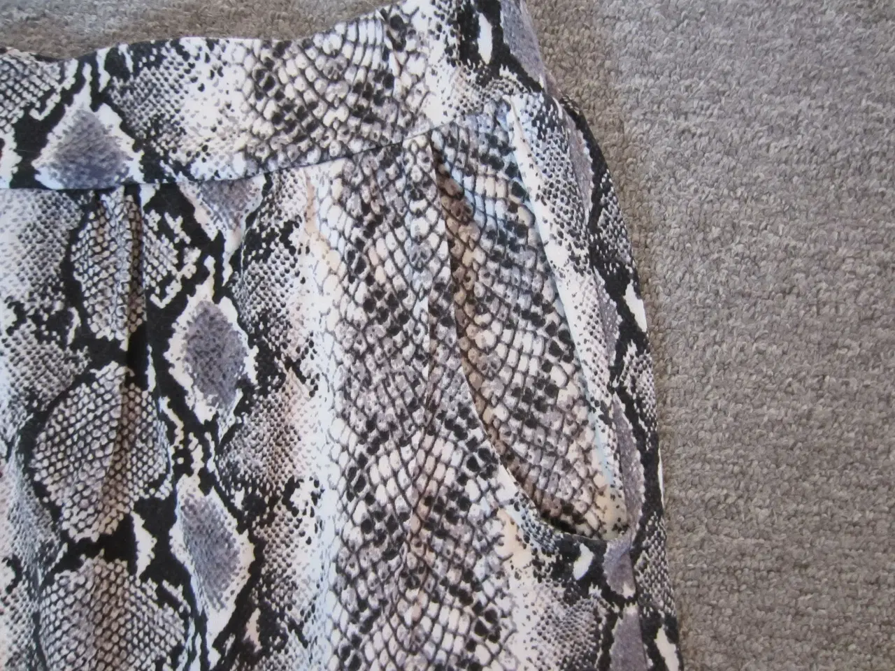 Billede 3 - Smarte shorts med slangeprint i str 36