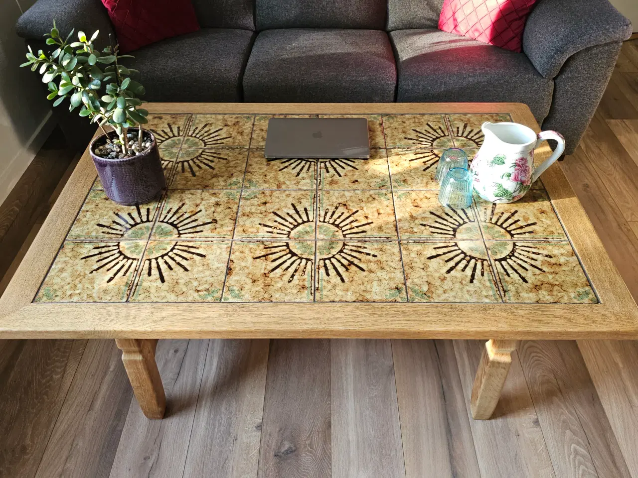 Billede 3 - Retro kakkelbord med sol-motiv – flot stand