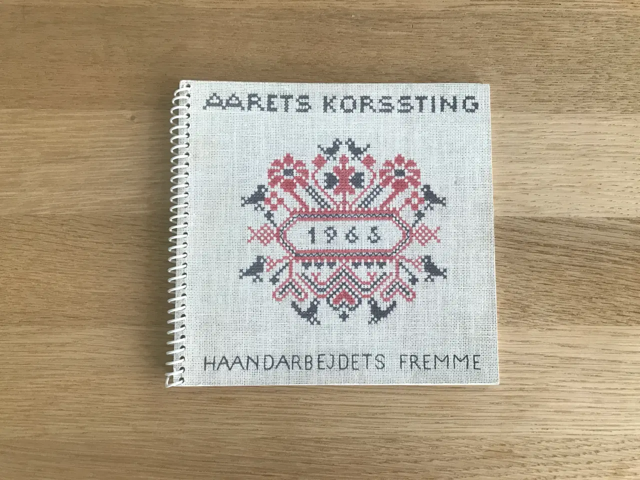 Billede 1 - Aarets Korssting 1965 - Haandarbejdets Fremme