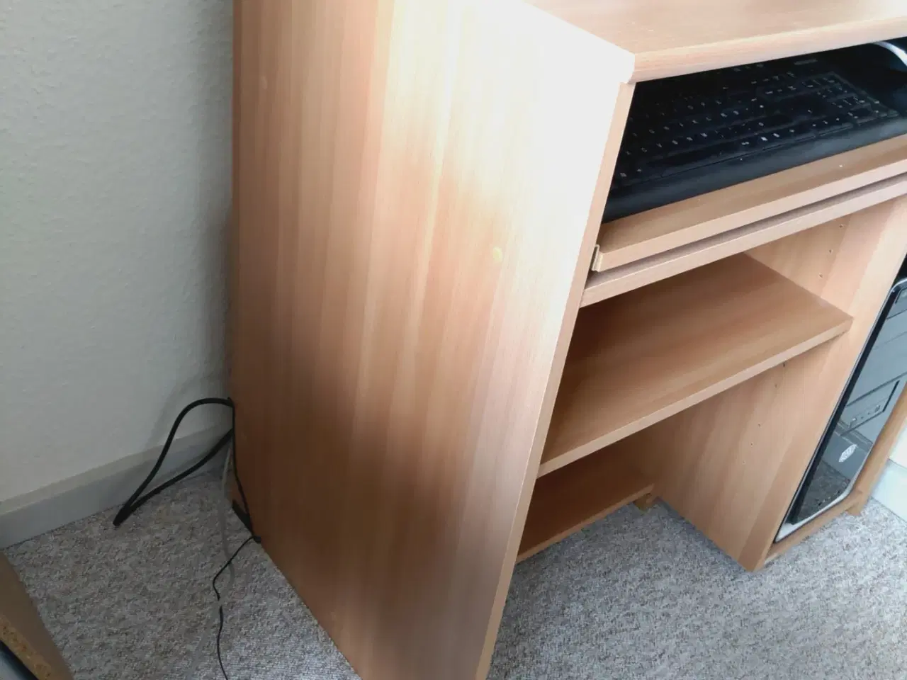 Billede 4 - Computerbord med tastaturudtræk i lys træ