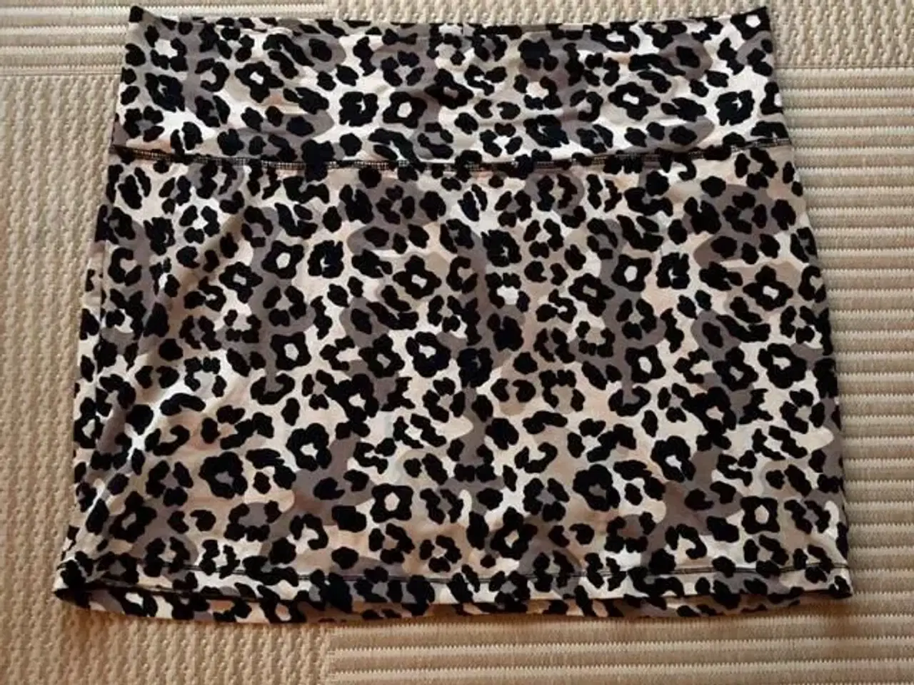 Billede 1 - Leopardmønstret kort nederdel str XL 