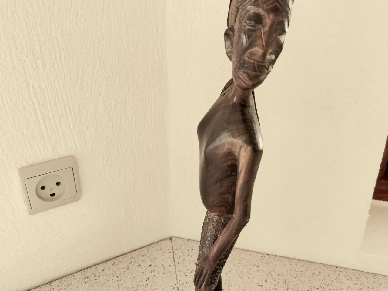 Billede 5 - Flot afrikansk træfigur i mørkt hårdttræ