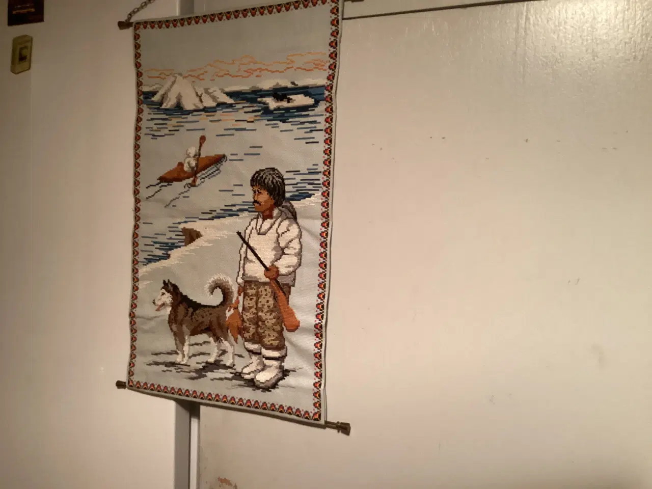 Billede 1 - Broderi m/Grønlandsmotiv og ophæng. 52x31cm