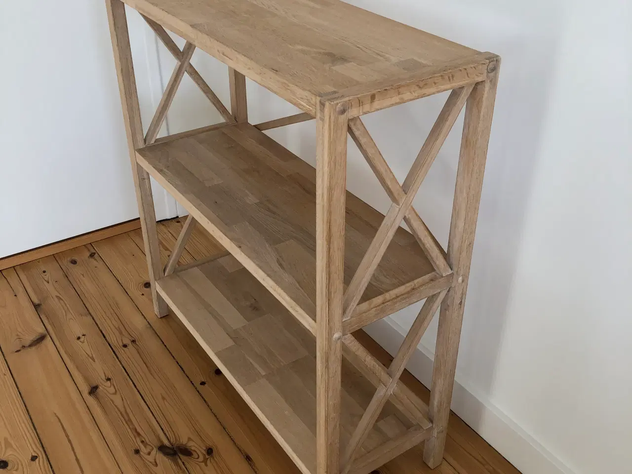 Billede 1 - Solid Egetræs Reol med Stilfuldt Design (30x80x87 