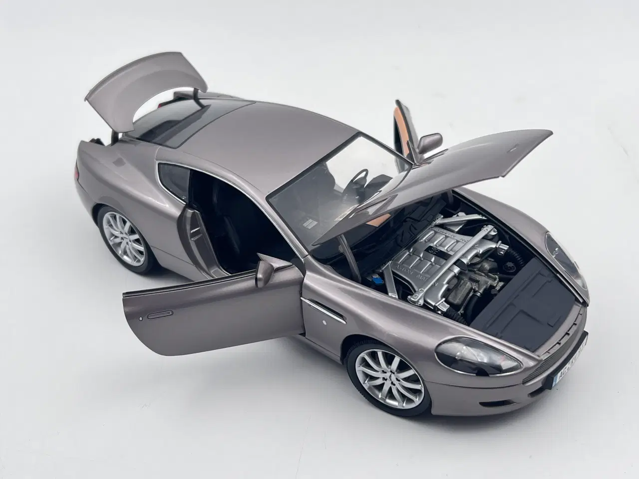 Billede 5 - 2003 Aston Martin DB9 Coupe - MINICHAMPS - 1:18